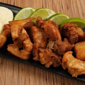 Chicharrones con arepa